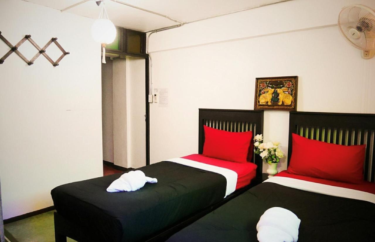 Lanna Hostel Chiang Mai Bagian luar foto