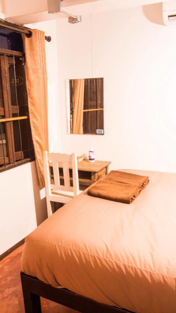 Lanna Hostel Chiang Mai Bagian luar foto