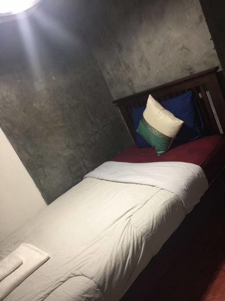 Lanna Hostel Chiang Mai Bagian luar foto