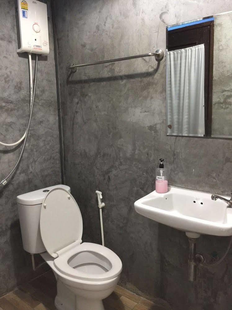 Lanna Hostel Chiang Mai Bagian luar foto