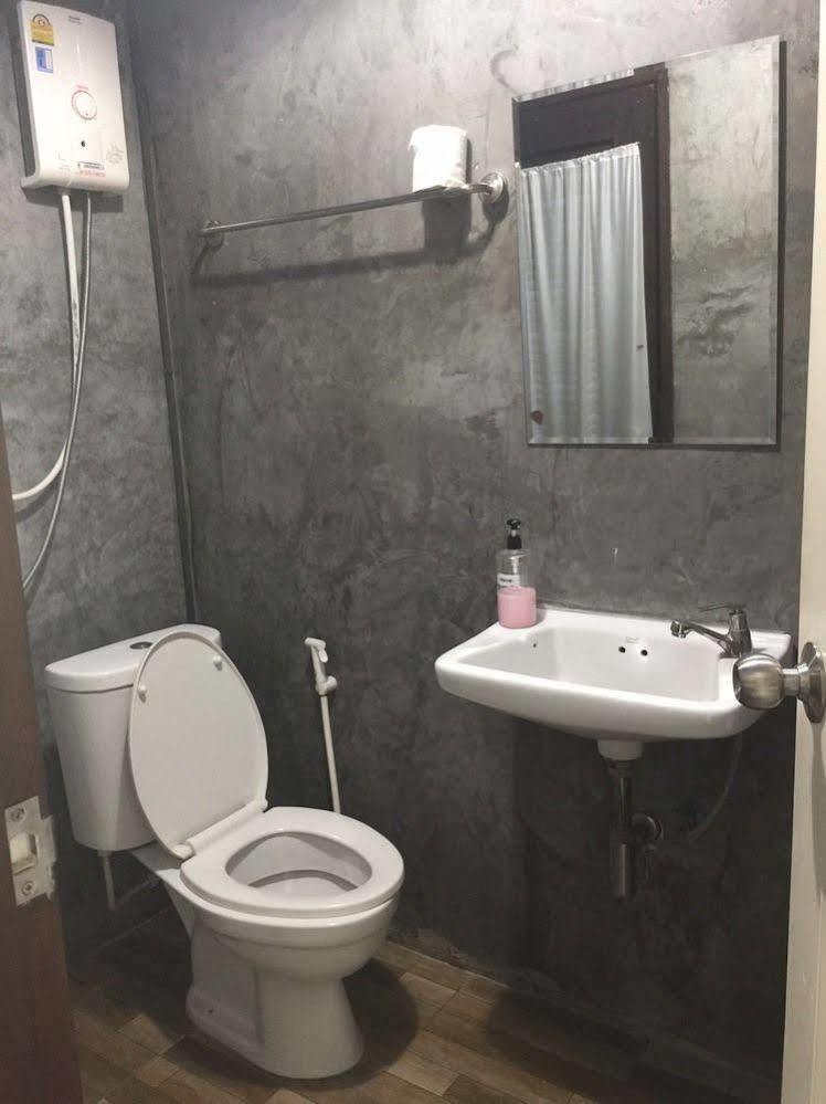 Lanna Hostel Chiang Mai Bagian luar foto